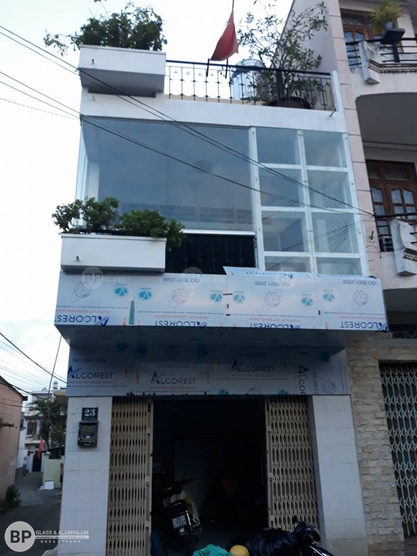 Vách nhôm kính mặt tiền công trình quận thủ đức